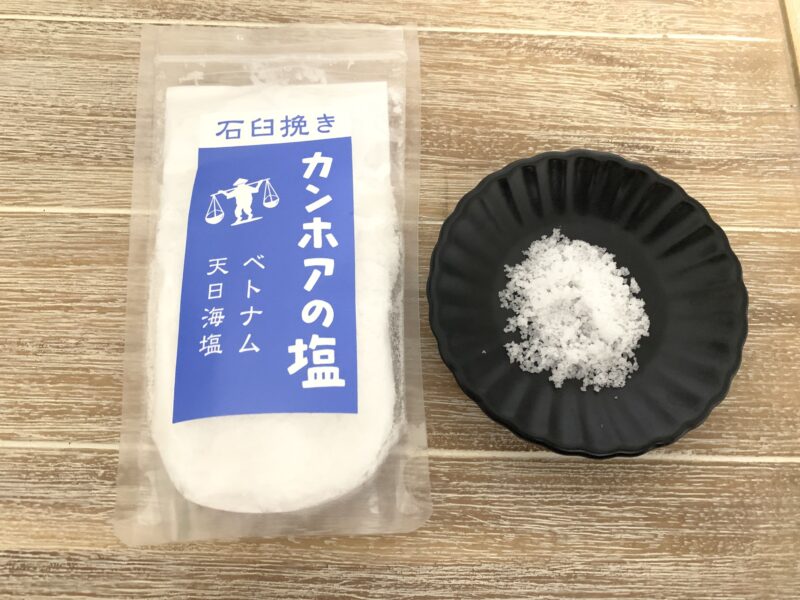 粒の大きさを見るために小皿に出したカンホアの塩